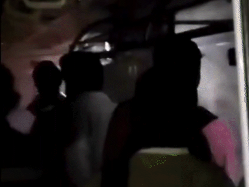 यात्रियों ने बताया कि ट्रेन में अचानक बिजली चली गई और वे कोच में अंधेरे में फंस गए। - Dainik Bhaskar