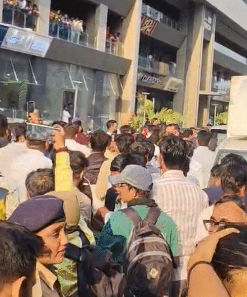 धोनी जैसे ही होटल से बाहर निकले, फैंस ने उनकी कार को चारों तरफ से घेर लिया।