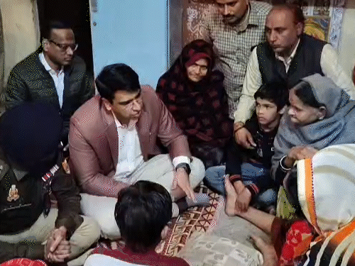 हाथरस के डीएम मृतक BLO कमलकांत के घर पहुंचे। फर्श पर बैठकर परिवार को ढांढस बंधाया।