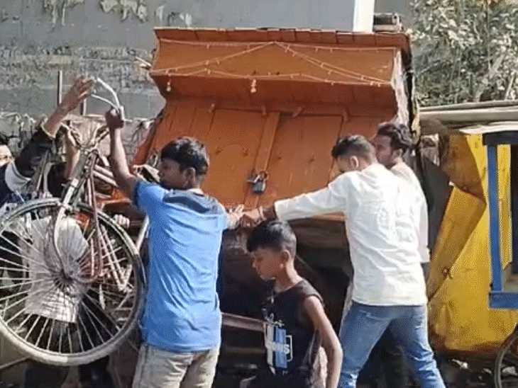 ठेले पर लगी दुकानों को हटाया जा रहा।