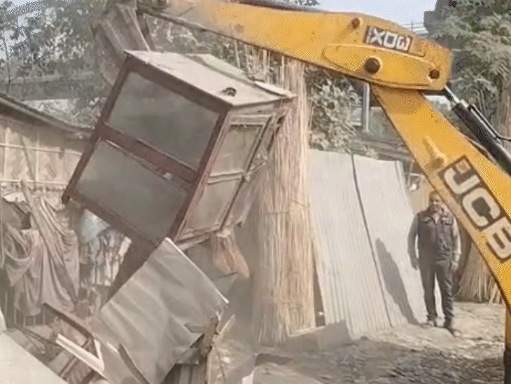 बेगूसराय में हटाया अतिक्रमण, महिलाओं ने दी गालियां:  100 से ज्यादा झोपड़ीनुमा घर-दुकानों को तोड़ा, पीड़ित बोले- हमारे लिए व्यवस्था नहीं; ठंड में उजाड़ रहे घर – Begusarai News