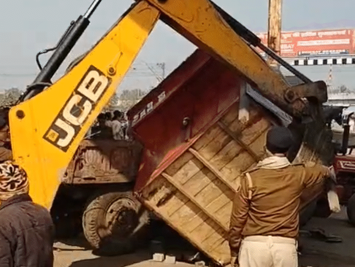 सड़क किनारे सजी दुकानों को हटाया जा रहा।