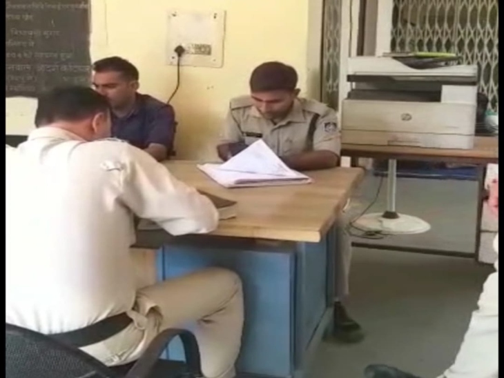 बिल्डर की शिकायत पर मामला दर्ज करते हुए पुलिस। - Dainik Bhaskar