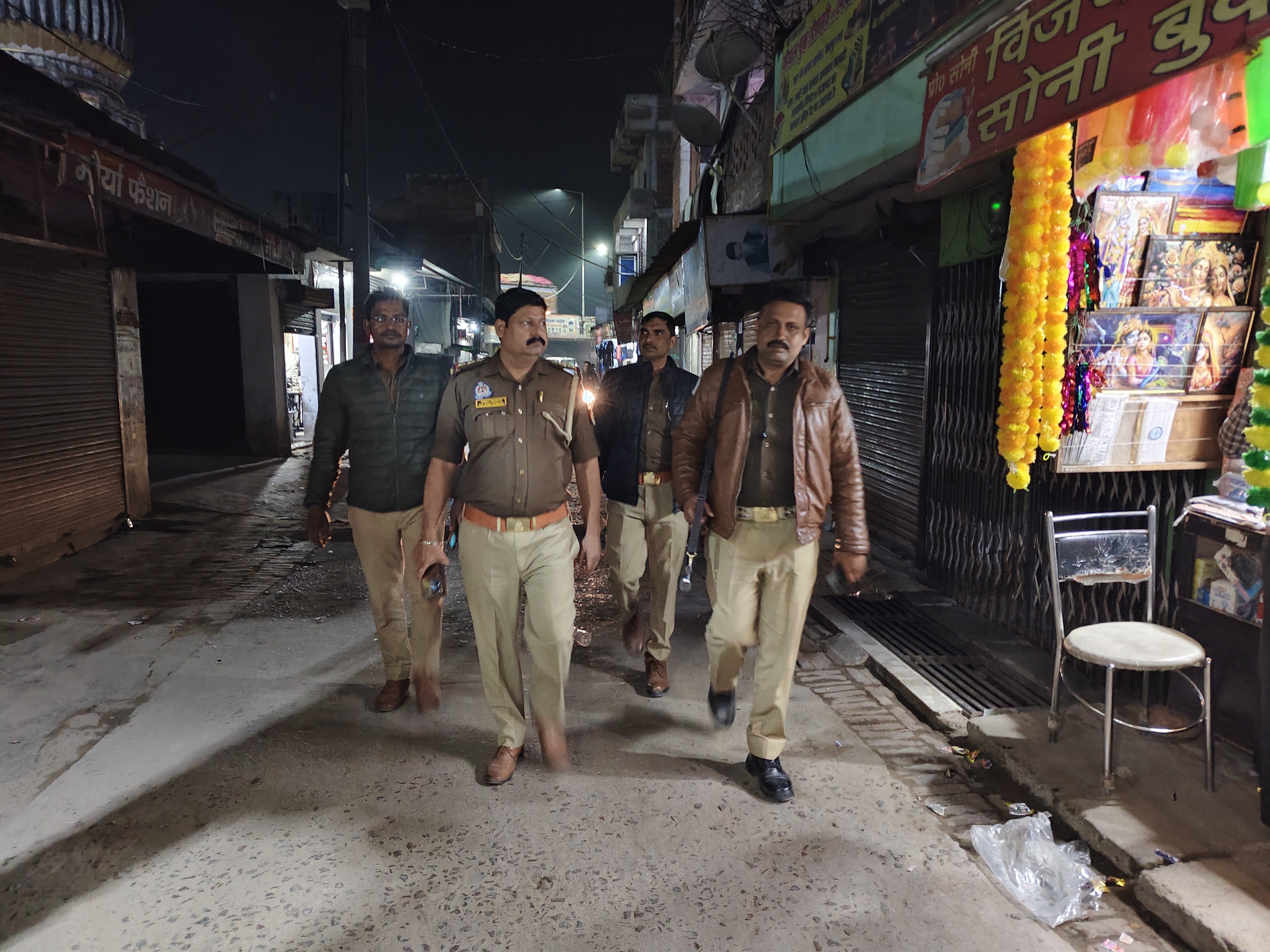 Maharajpur police took action against footpath vendors.