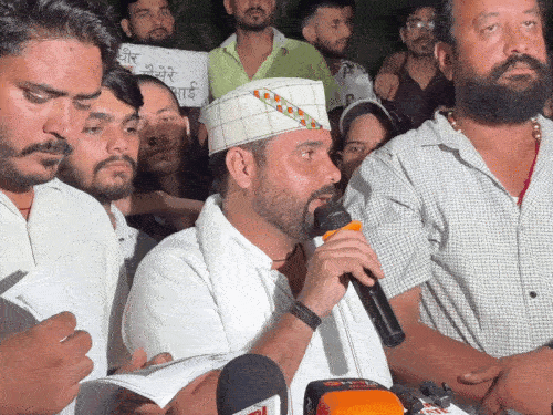 पेपर लीक के बाद युवाओं की आवाज उठाते बॉबी पंवार, त्रिभुवन सिंह और उत्तराखंड बेरोजगार संघ के सदस्य राम कंडवाल।