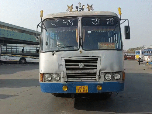 लुधियाना बस स्टैंड पर हड़ताल खत्म होने के बाद बस में बैठी सवारी। - Dainik Bhaskar