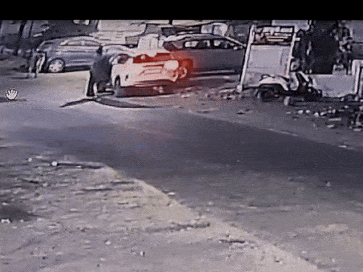 लूट के बाद कार में बैग रखकर नकाबपोश बदमाश हाईवे से भाग निकले।