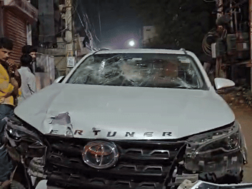 फॉरच्यूनर ने बाइक समेत कई गाड़ियों को टक्कर मारी।