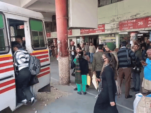 हड़ताल के बाद लुधियाना में बस में चढ़ते लोग।