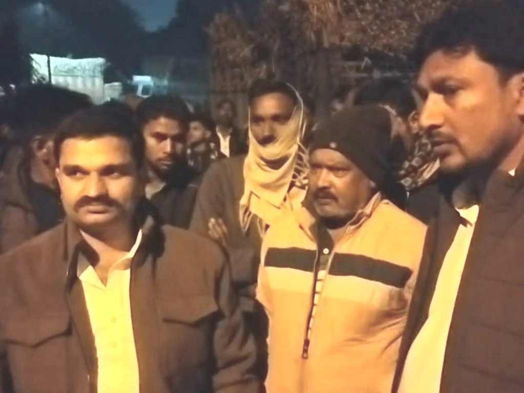 Sugarcane trolley overturns in Gola, two injured