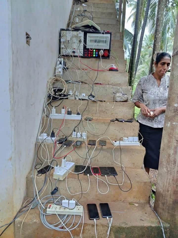 बाढ़ के चलते श्रीलंका बिजली कटौती का सामना कर रहा है, जिससे लोगों को दिक्कतों का सामना करना पड़ रहा है।