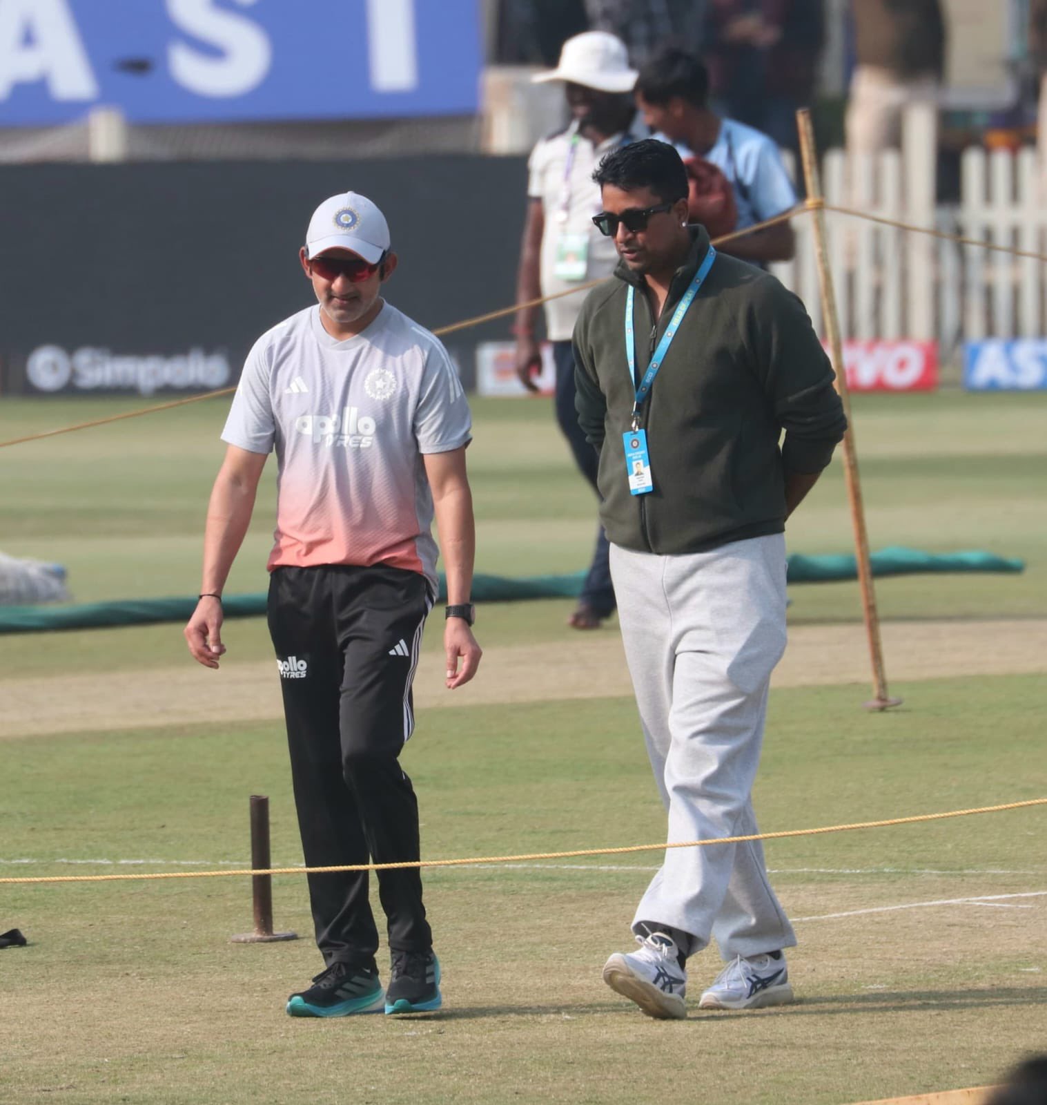 हेड कोच गौतम गंभीर के साथ प्रज्ञान ओझा (दाहिने)।