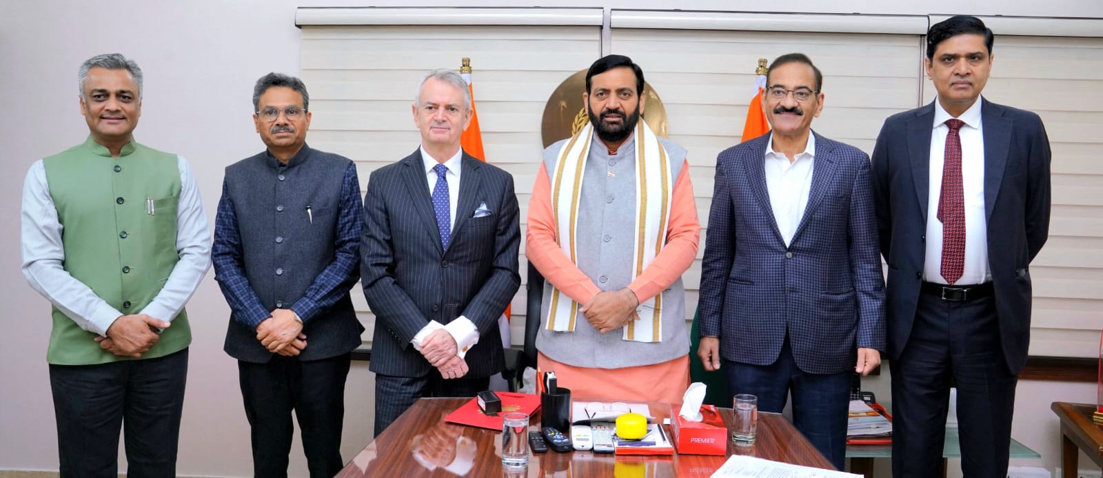 कनाडा के राजदूत क्रिस्टोफर कूटर के साथ सीएम नायब सैनी और अन्य।