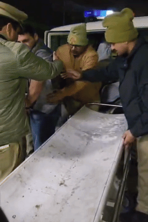 एनकाउंटर में सिपाही हरविंदर के हाथ में गोली लग गई। जबकि दूसरी गोली उसकी बुलेट प्रूफ जैकेट में फंस गई।