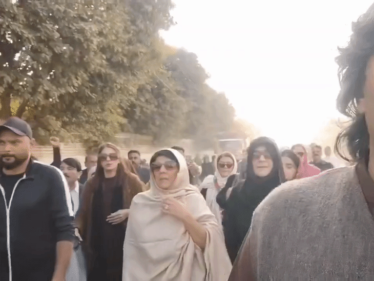 इमरान खान की बहनें अडियाला जेल के बाहर प्रदर्शन के लिए जाती हुईं।