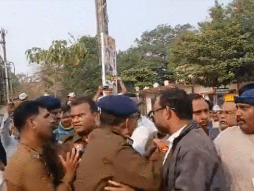 Scuffle with police during AAP protest