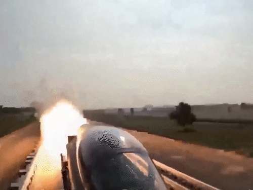 चंदीगडमध्ये फायटर जेट एस्केप सिस्टीमची चाचणी: 800 किमी प्रति तास वेगाने चाचणी झाली, पायलटचा जीव सहज वाचू शकेल DRDO ने ADA आणि HAL सोबत मिळून ही चाचणी केली.