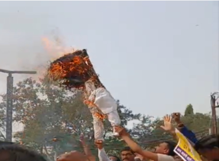 प्रदर्शन के दौरान पुतला लहराते हुए आंदोलनकारी।