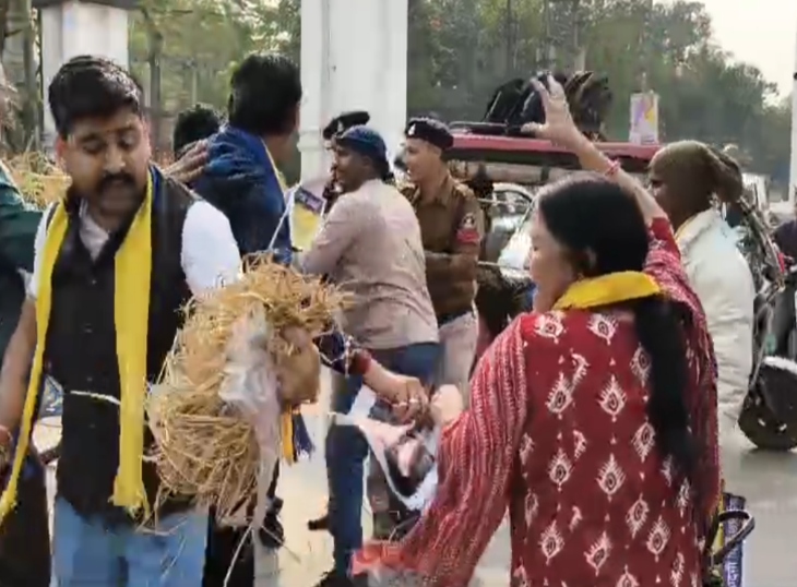 आम आदमी पार्टी के प्रदर्शनकारी सरकार के खिलाफ प्रदर्शन करते हुए।