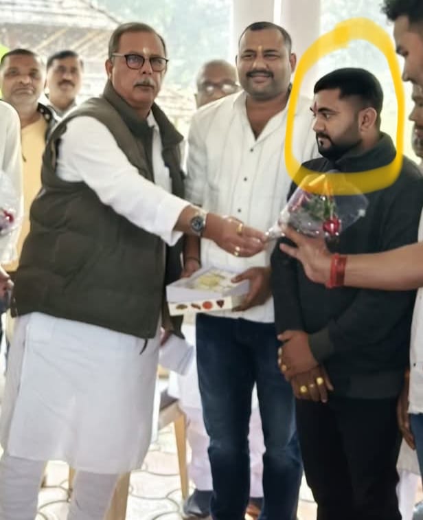 पूर्व नेता प्रतिपक्ष अजय सिंह के साथ आरोपी। ये तस्वीर वायरल हो रही है।