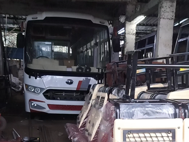 बसों में लगने वाला अंदरूनी सामान जैसे सीट, परदे भी आग न लगने वाले मटेरियल के होने चाहिए।