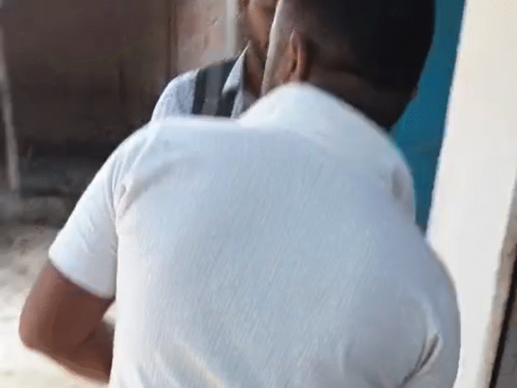 कांग्रेस नेता जिसे नशीला पदार्थ बेच रहा है वो भी कैमरे में कैद हो गया।