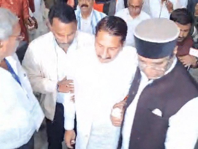 MP Vidhan Sabha Winter Session 2025 LIVE Updates; Mohan Yadav BJP Congress MLA | Farmers | सीहोर के VIT यूनिवर्सिटी में हिंसा पर कांग्रेस का हंगामा: नगरपालिका-परिषद अध्यक्षों के ...