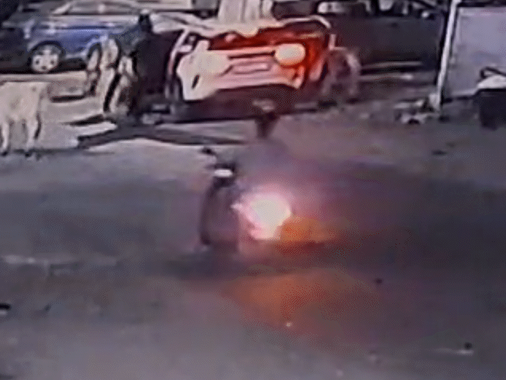 जैसे ही दुकानदार बाहर निकला, बदमाशों ने बैग छीन लिया।