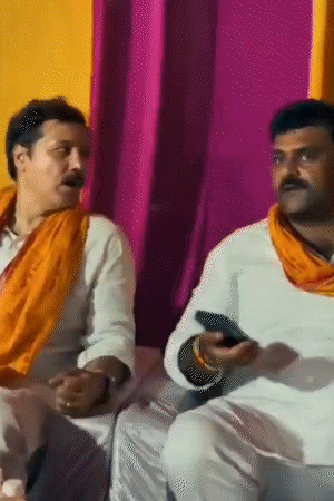 सोशल मीडिया पर धनंजय सिंह के साथ अमित टाटा की कई तस्वीरें और वीडियो हैं।