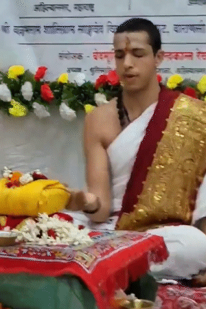 वेदमूर्ति देवव्रत महेश रेखे ने दंडक्रम पारायण 2 अक्टूबर 2025 को वाराणसी के वल्लभराम शालिग्राम सांगवेद विद्यालय, रामघाट में शुरू किया था।