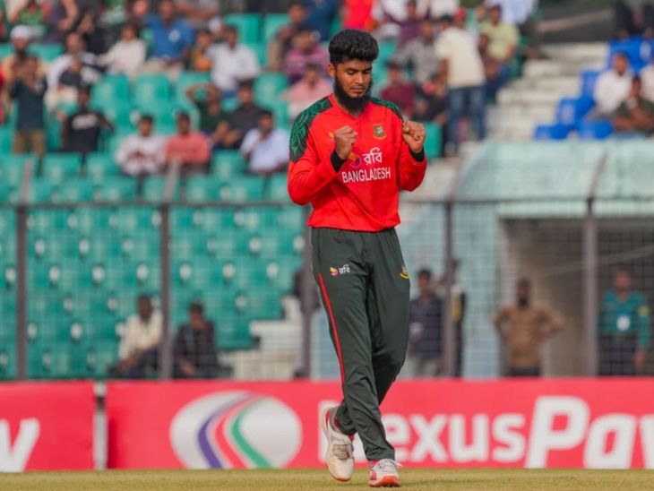 रिशाद हुसैन ने 21 रन देकर 3 विकेट लिए।