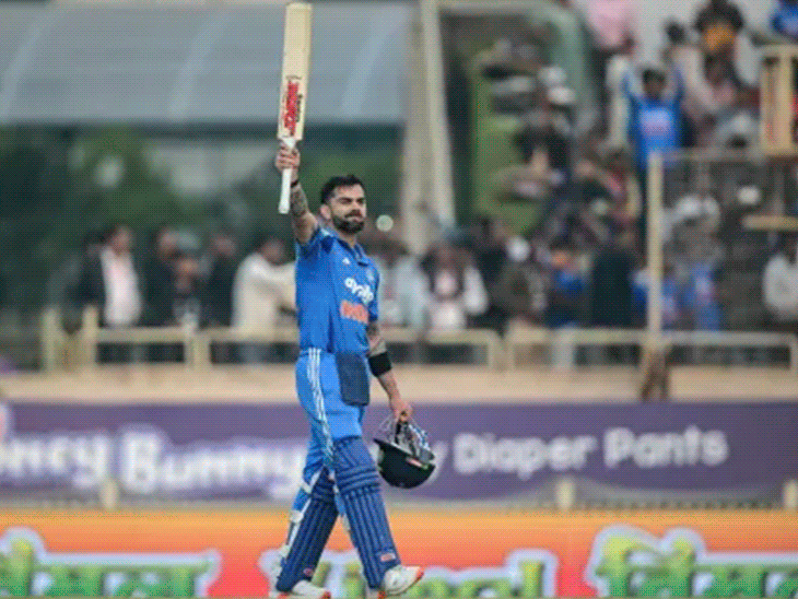 रांची में शतक लगाने के बाद विराट कोहली सेलिब्रेट करते हुए।