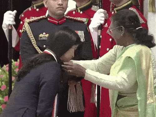 राष्ट्रपति द्रौपदी मुर्मू ने 17 जनवरी 2025 को मनु भाकर को दिल्ली में मेजर ध्यानचंद खेल रत्न पुरस्कार से सम्मानित किया था।