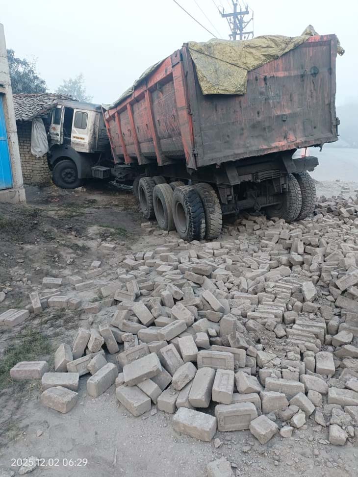 रात में ट्रैलर वाहन अनियंत्रित होकर कच्चे मकान में घुस गई