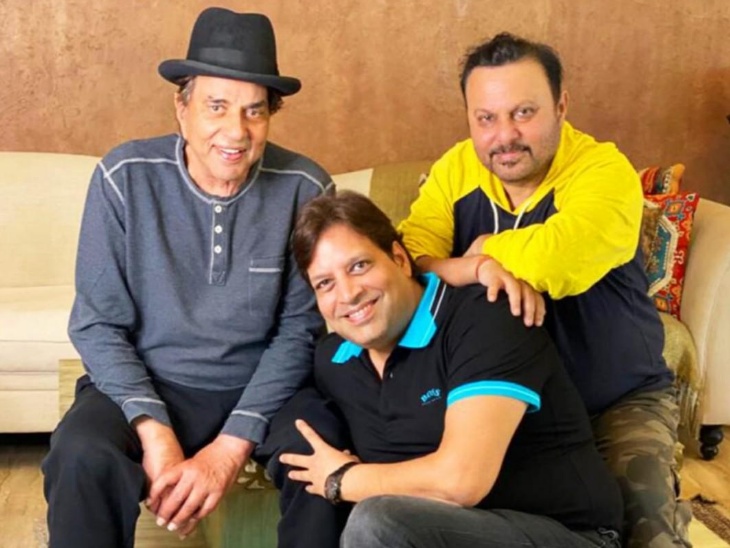 धर्मेंद्र के साथ प्रोड्यूसर दीपक मुकुट और डायरेक्टर अनिल शर्मा।