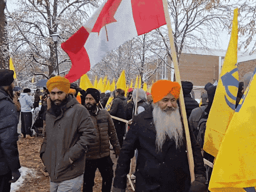 લોકો સવારથી સાંજ સુધી લગભગ બે કિલોમીટર લાંબી લાઈનમાં ઊભા રહ્યા હતા.