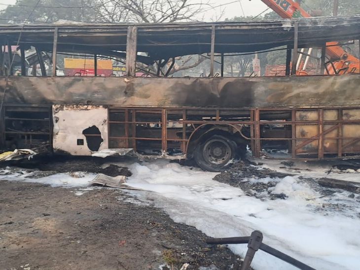 बस पूरी तरह जलकर राख हो गई। 5 से 6 घंटे की मशक्कत के बाद आग पर काबू पाया गया।