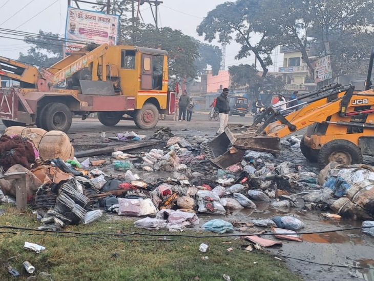 मौके पर बस में सवार यात्रियों के सामान फैले हुए हैं। ज्यादातर सामान राख बन गए हैं।