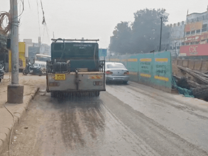 प्रदूषण की रोकथाम के लिए सड़कों पर पानी का छिड़काव तो कराया जा रहा है लेकिन ये नाकाफी है।