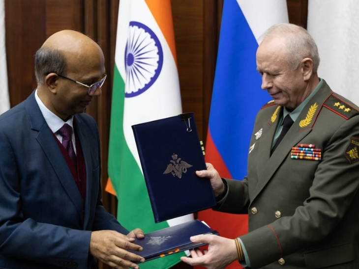 तस्वीर भारतीय राजदूत विनय कुमार और तत्कालीन रूसी उप रक्षा मंत्री अलेक्जेंडर फोमिन की है।