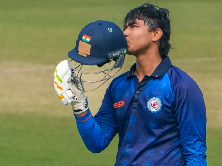 शतक लगाने के बाद वैभव सूर्यवंशी हेलमेट चूम कर सेलिब्रेट करते हुए। - Dainik Bhaskar