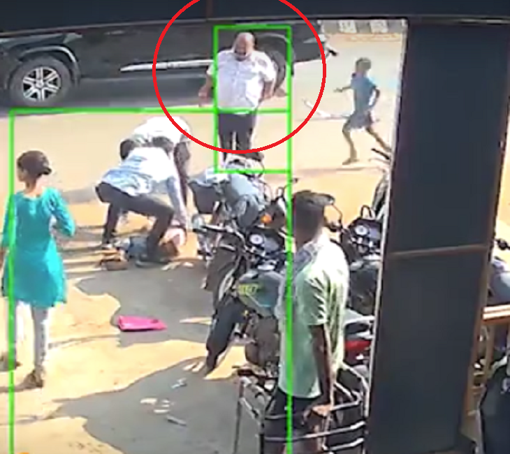 फॉर्च्यूनर के को-ड्राइविंग सीट से उतरकर शख्स कैमरे में दिखा।