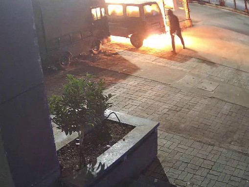 Young man sets car on fire – video