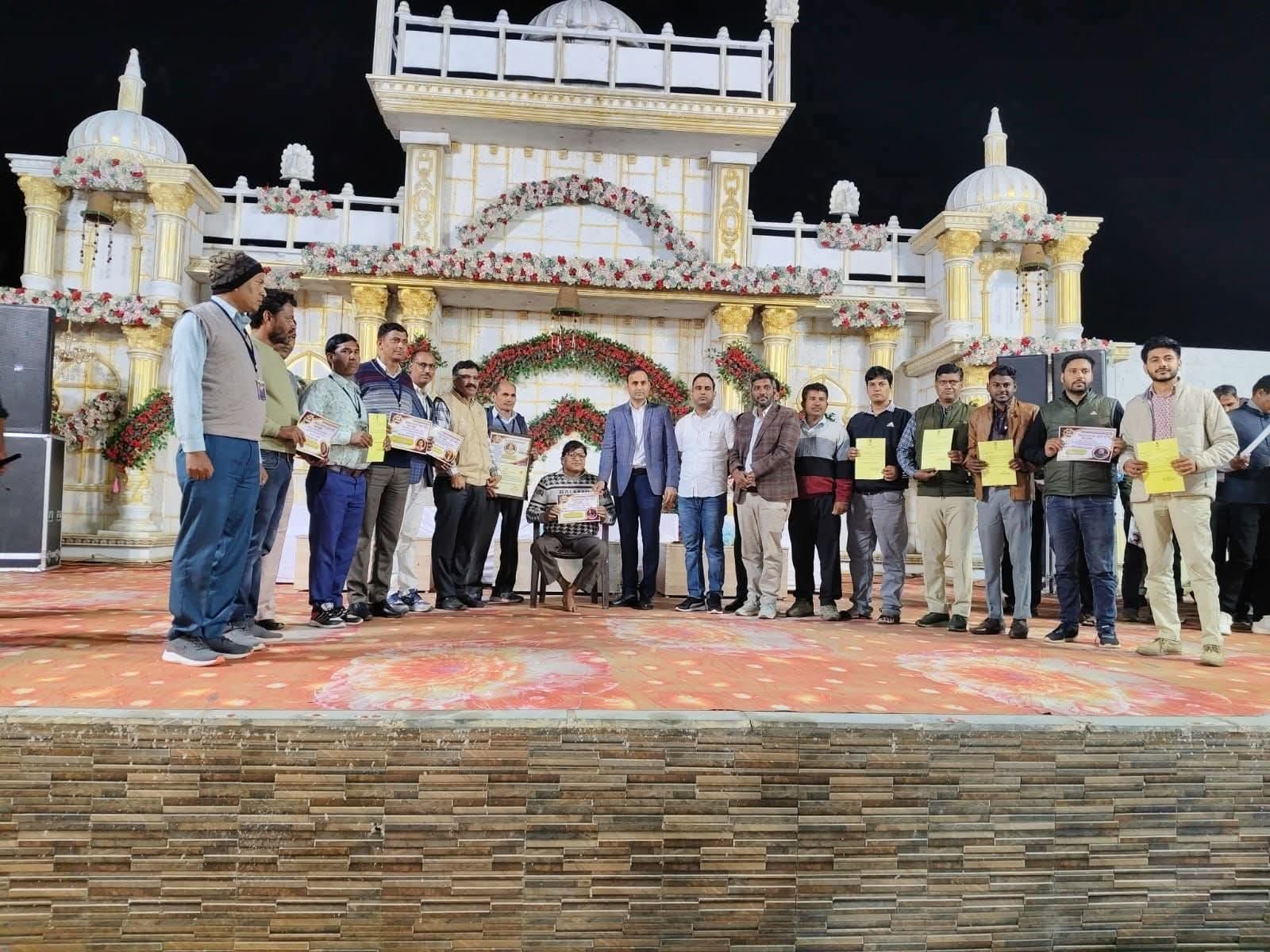 कार्यक्रम में उत्कृष्ट प्रदर्शन करने वाले बीएलओ को सम्मानित किया गया। एसडीएम ने बीते एक महीने में हुए काम की सराहना भी की।