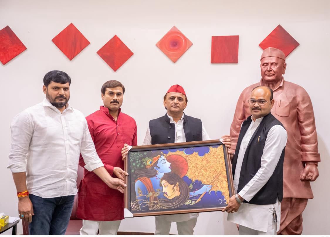 आलोक की तस्वीरें सपा प्रमुख अखिलेश यादव के साथ भी हैं।