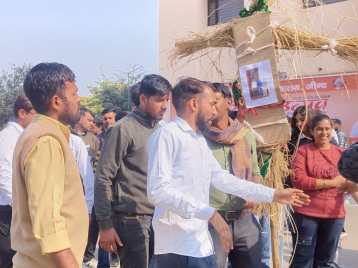 जींद की चौधरी रणबीर सिंह यूनिवर्सिटी में ABVP ने फूंका प्रोफेसरों का पुतला।