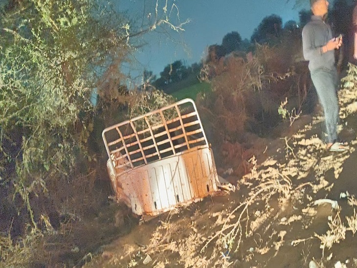 पिकअप गाड़ी का पीछे का हिस्सा टूटकर साइड में गिर गया।