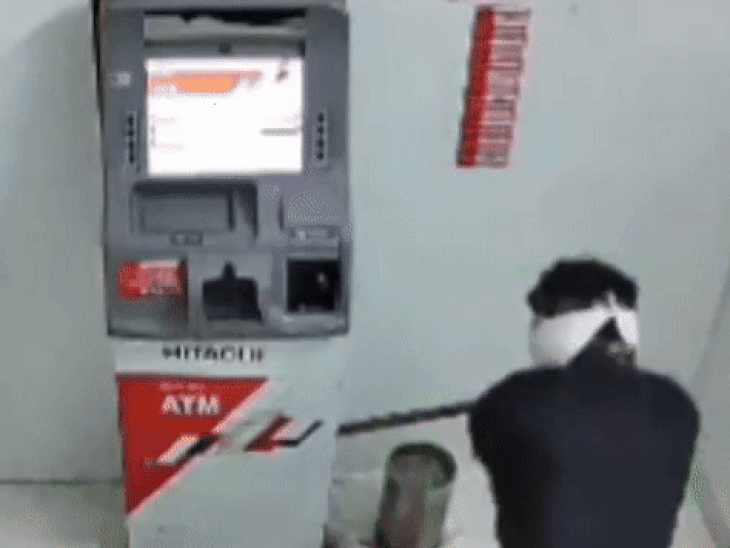 उदयपुर के डबोक थाना क्षेत्र में सांगवा मार्ग पर हिताशी कंपनी के एटीएम तोड़कर कैश निकालने का प्रयास किया गया।