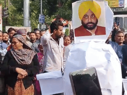 नगर निगम के मुलाजिमों ने सीएम मान का फूंका पूतला। - Dainik Bhaskar