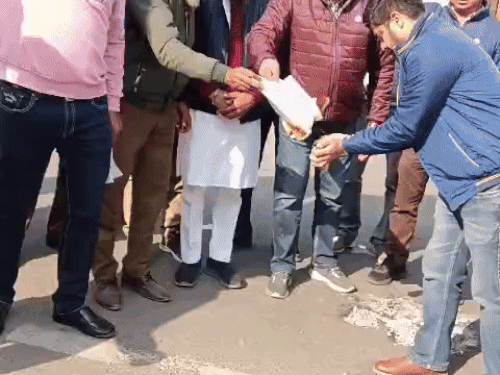 DC ऑफिस के बाहर FIR की कॉपी जलाते हुए कर्मचारी। - Dainik Bhaskar